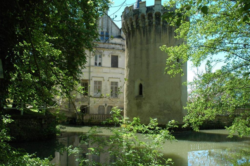 Chateau-Hotel De Nieuil Exterior photo